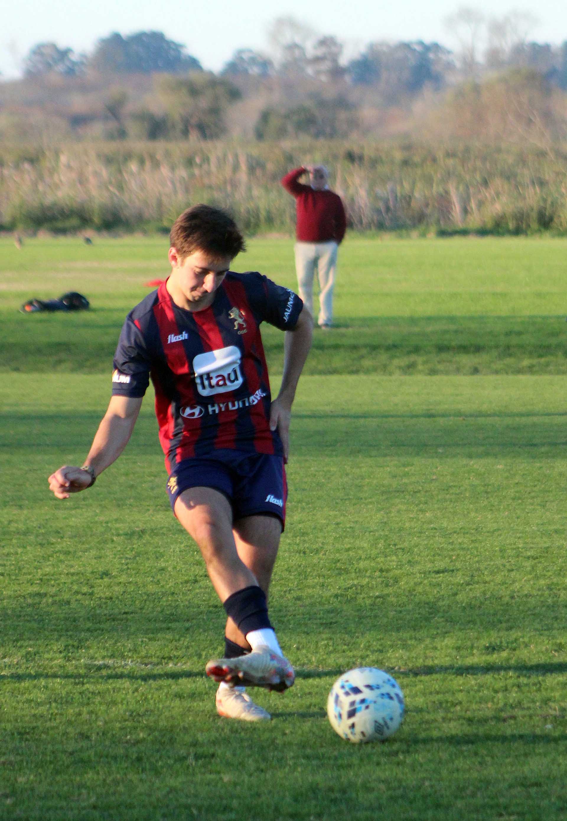 Jugador rematando al arco